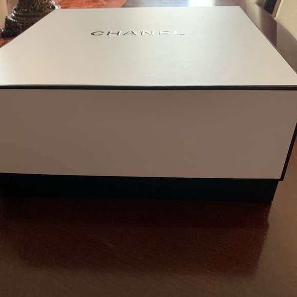 - Large Chanel box - Picture 6 of 7